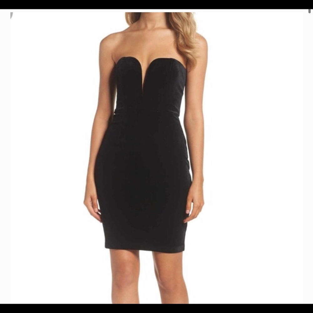NWT Black velvet strapless dress with deep front V from Nordstrom. Size small.